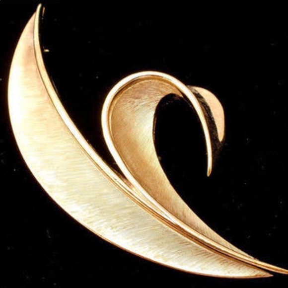 Trifari Jewelry - TRIFARI Vintage Crown Gold Tone Brooch Signed